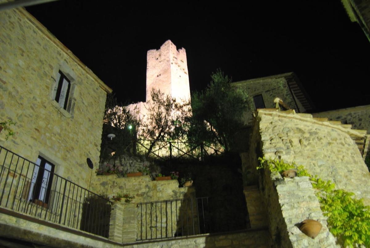 Residenza di Paese Castello del Poggio - Housity