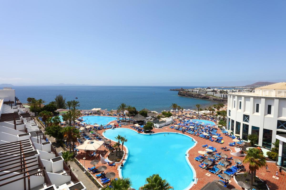 Una vista aérea de un complejo turístico con piscina. en Sandos Papagayo, en Playa Blanca