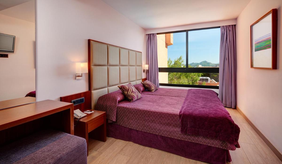 Una habitación de hotel con una cama y una ventana. en Protur Turo Pins 4* SUP, en Cala Ratjada
