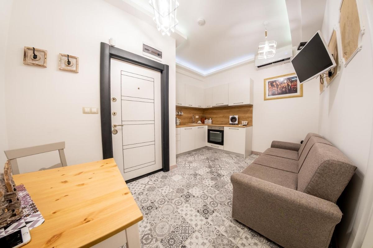 Sofia Pearl Life Apartment - No Window Apartment - Housity