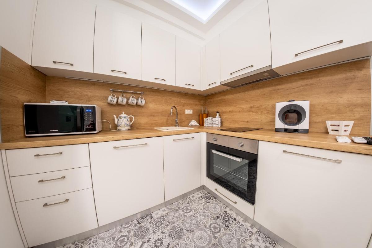 Sofia Pearl Life Apartment - No Window Apartment - Housity