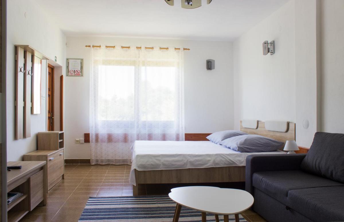Twin Oaks - Housity