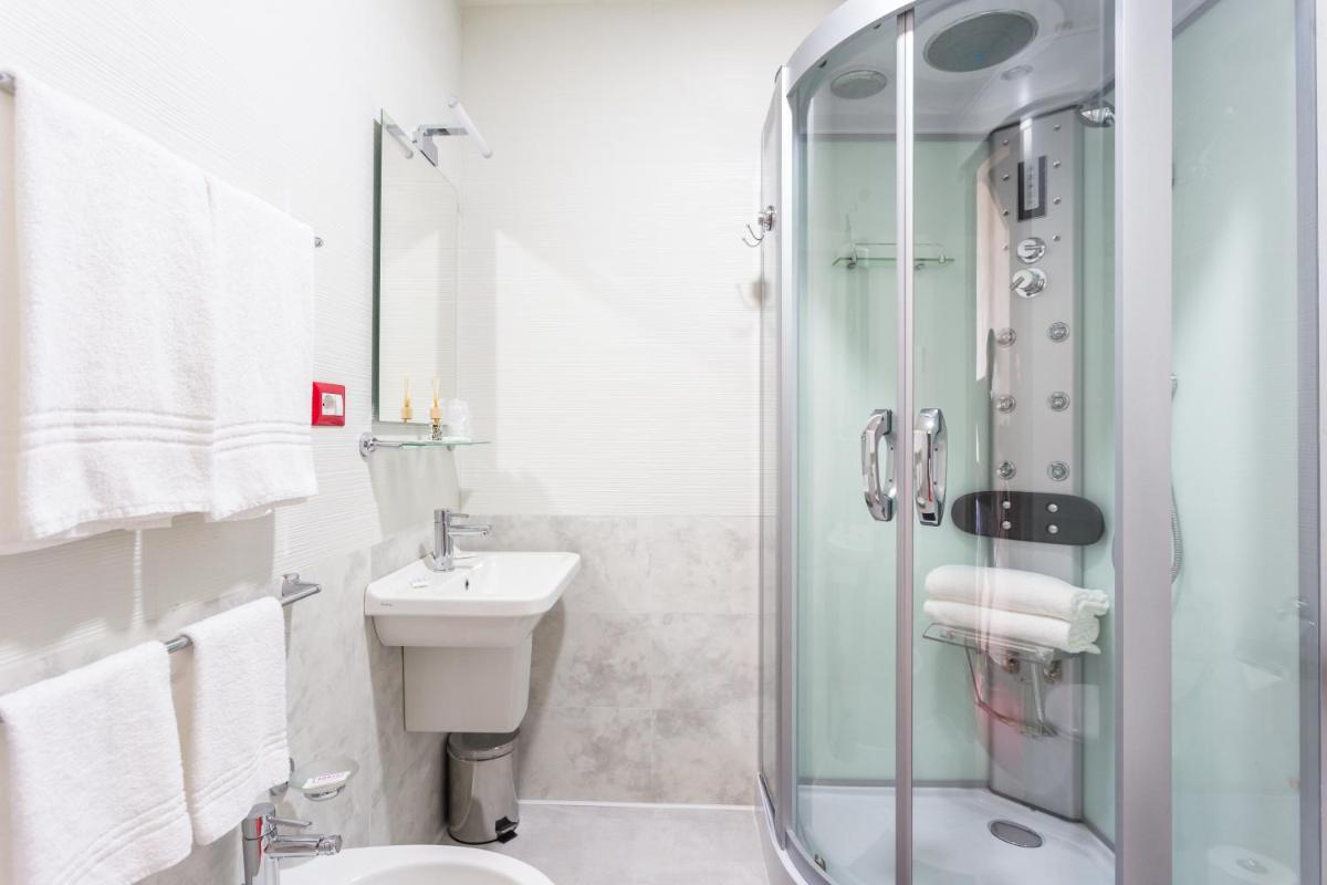 Hotel italia dormelletto - Housity