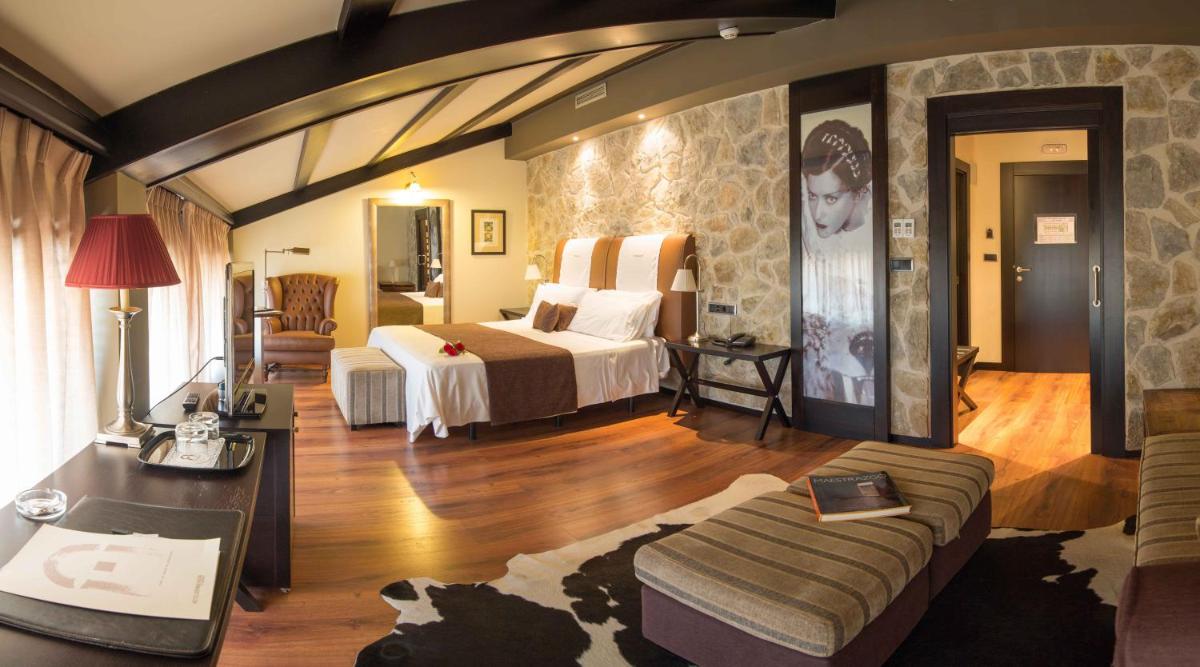Cama o camas de una habitación en Hotel Spa Balfagon