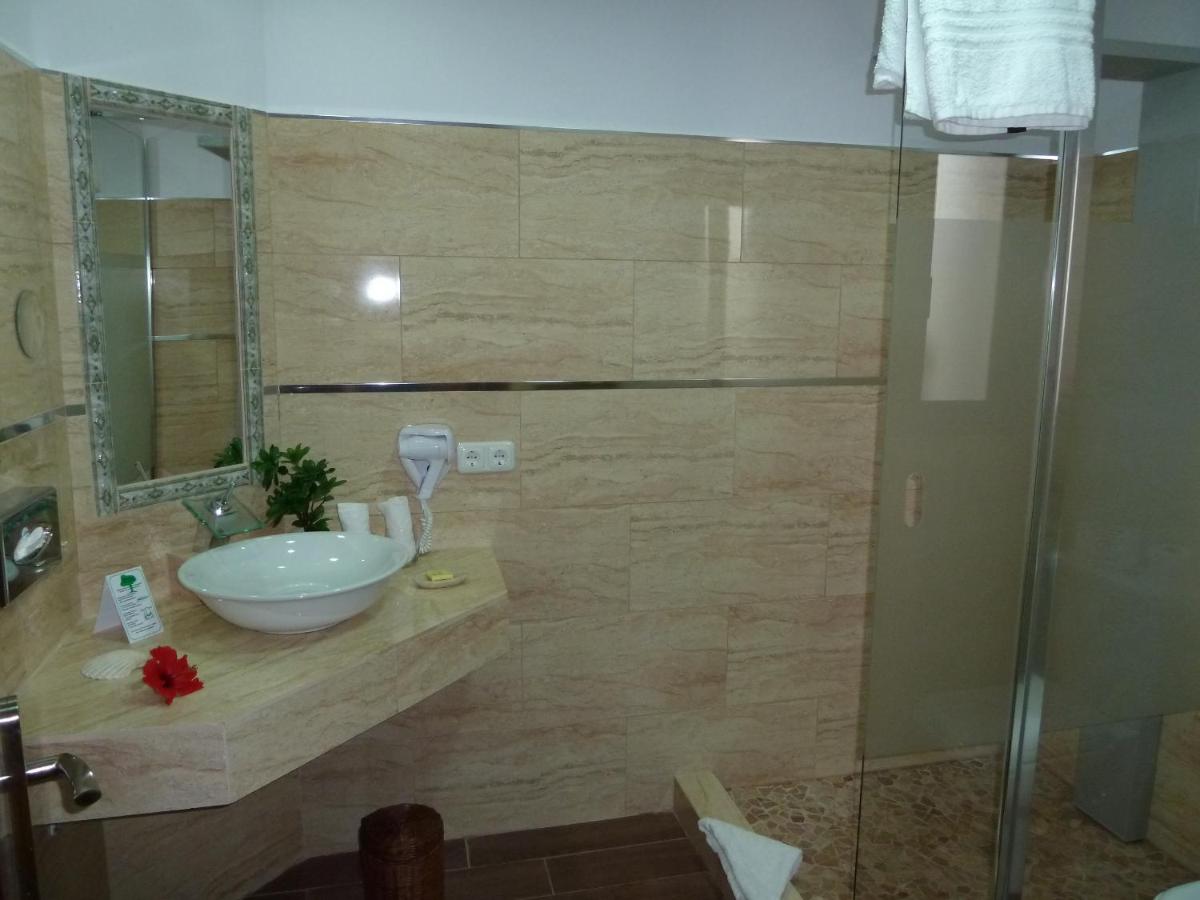 Un baño de Birdcage Gay Men Resort and Lifestyle Hotel