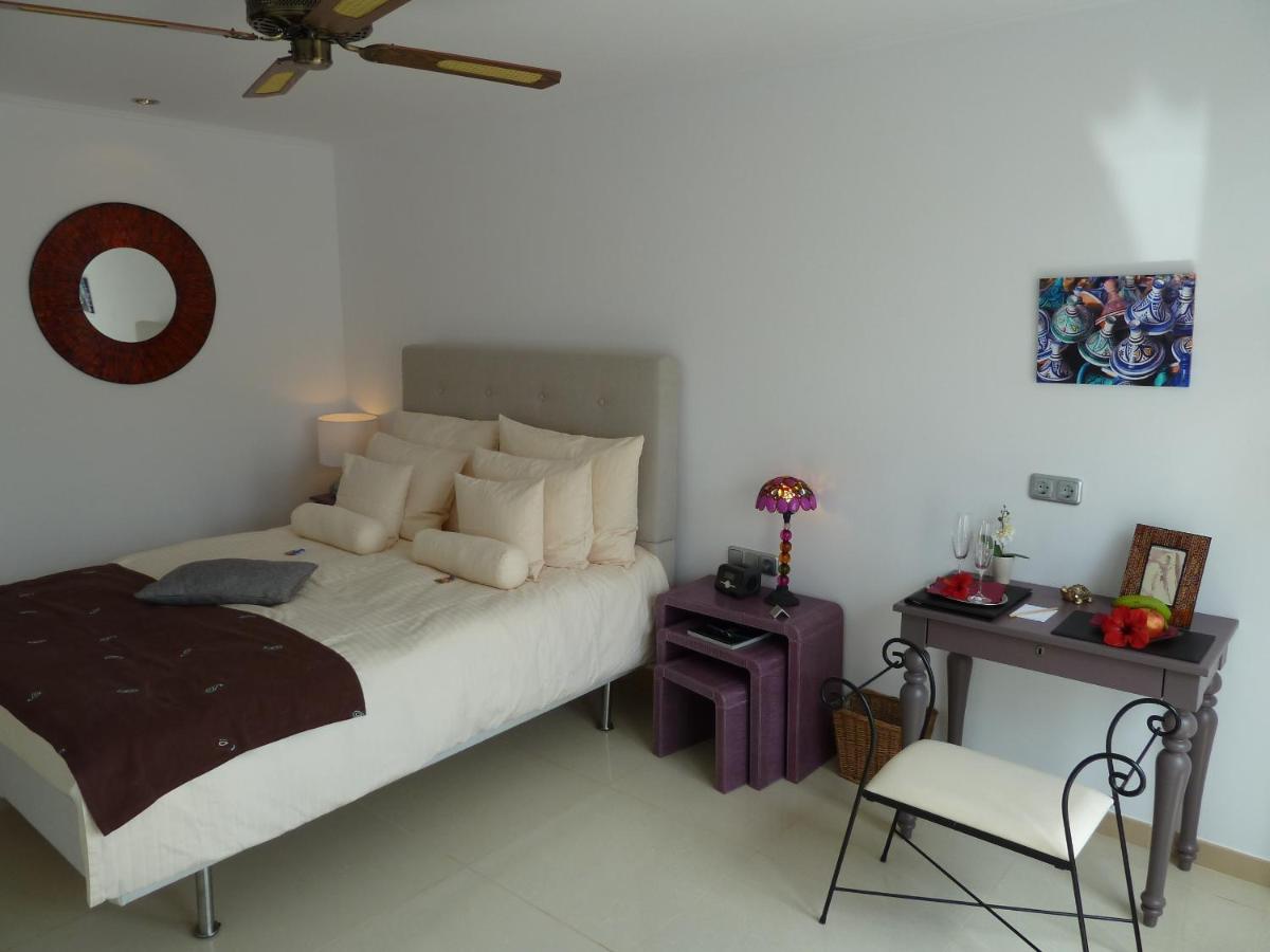 Cama o camas de una habitación en Birdcage Gay Men Resort and Lifestyle Hotel
