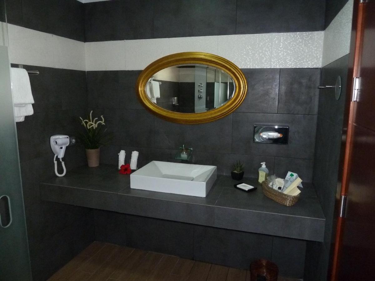 Un baño de Birdcage Gay Men Resort and Lifestyle Hotel