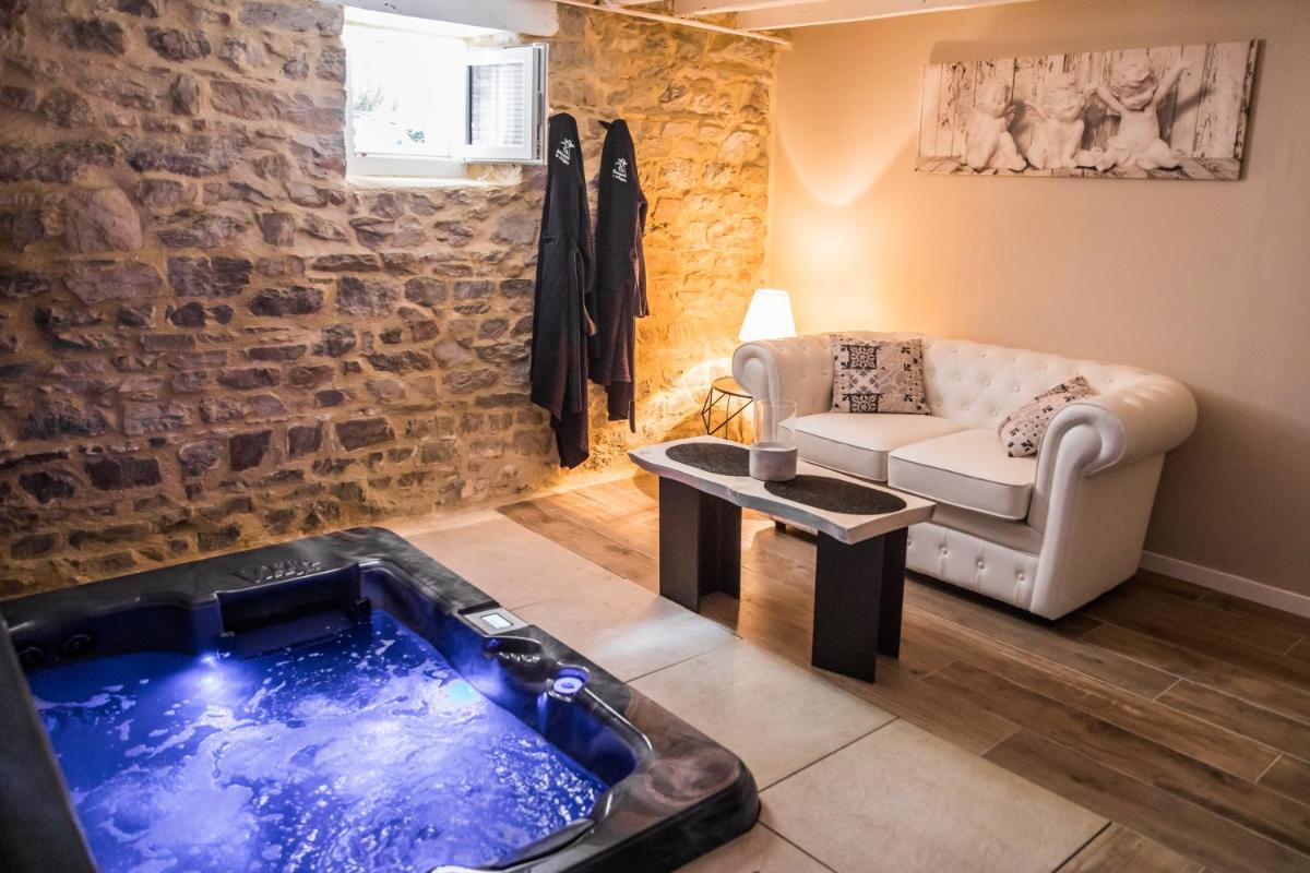 Au domaine des anges Gites avec Jacuzzi privatif dans la chambre - Housity