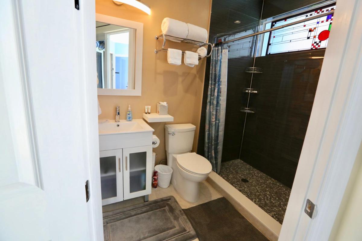 Fantasy Island Inn, Caters to Men - Housity