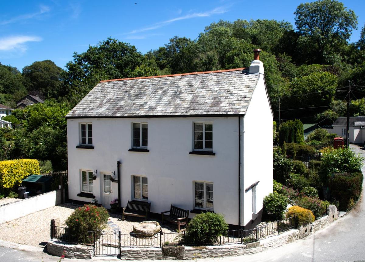 Suitetrails - Briardene Cottage - A Superb Bijou Retreat with Jacuzzi near an Excellent Village Pub