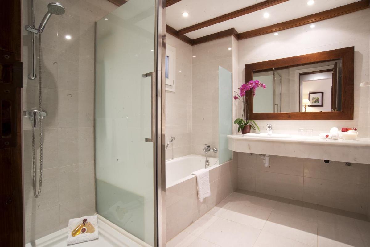 Un baño con ducha, bañera y lavabo. en Hotel Bon Sol Resort & Spa, en Illetas