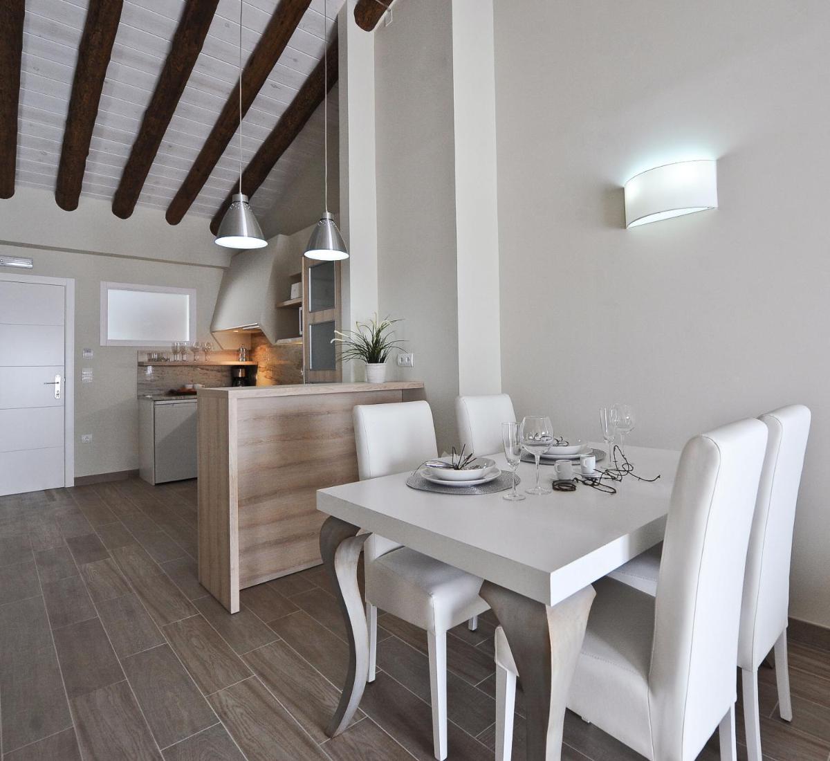 Apartamentos Turísticos Mirablanc - Housity