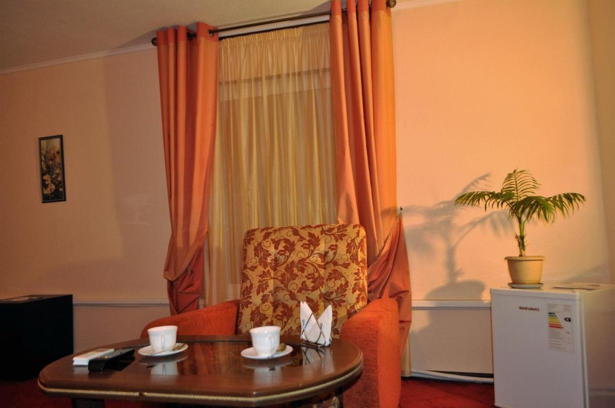 Family hotel on the lake Lakada - Housity