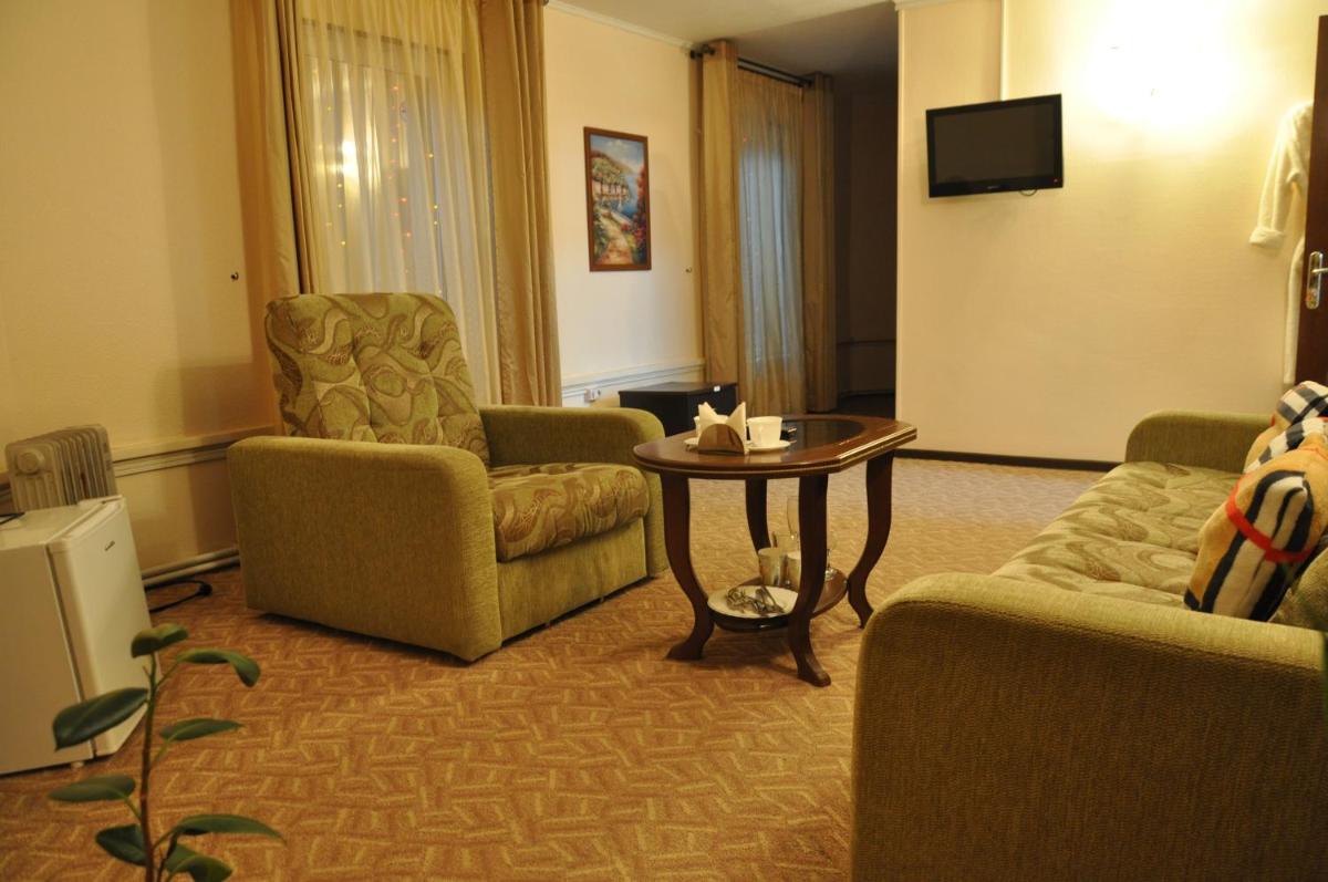 Family hotel on the lake Lakada - Housity