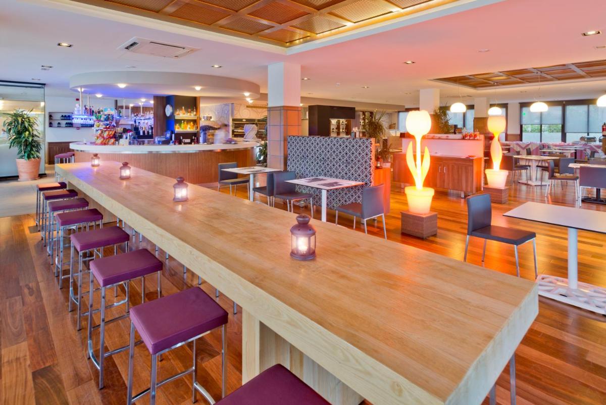 Un restaurante o sitio para comer en AQUA Hotel Aquamarina & Spa