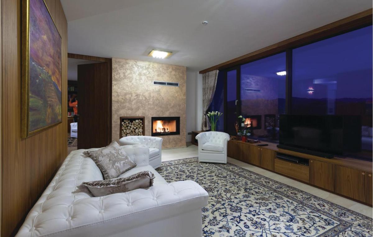Gorgeous Home In Dobrovo V Brdih - Housity