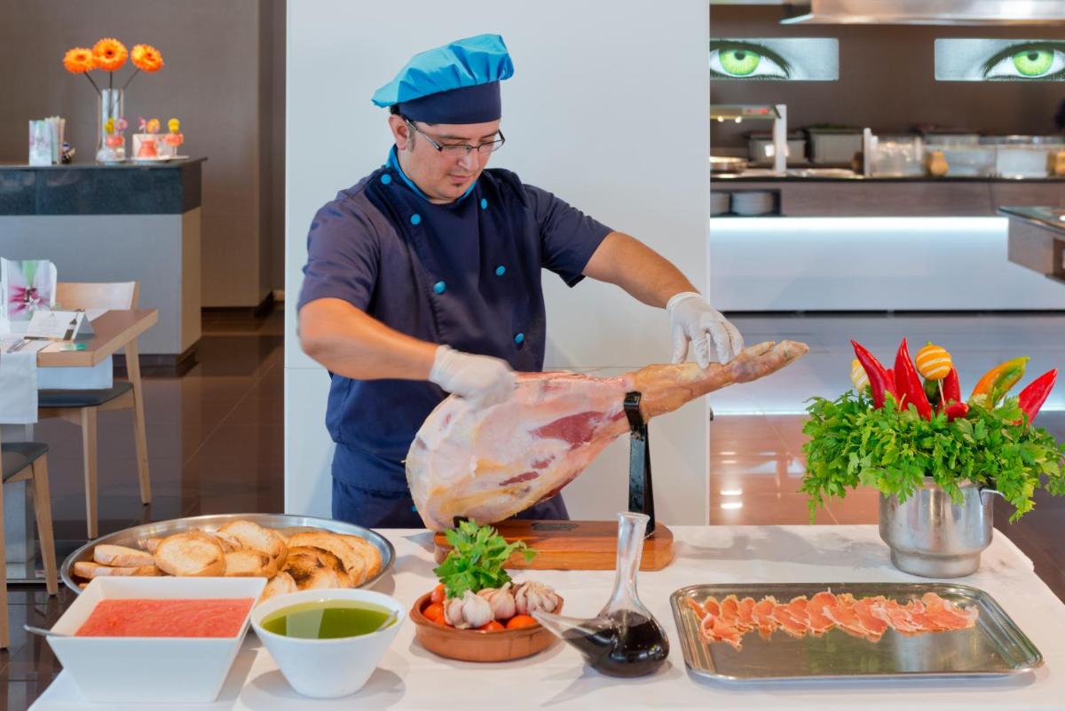 Comida en o cerca de este hotel