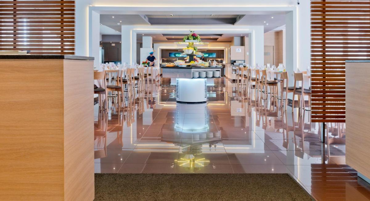 Un restaurante o sitio para comer en AQUA Hotel Promenade & Spa 4Sup