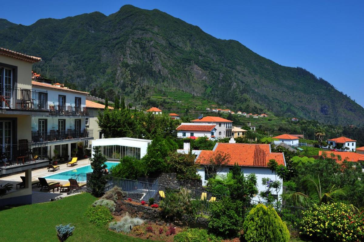 uma vista de um resort com uma montanha ao fundo em Estalagem do Vale em São Vicente