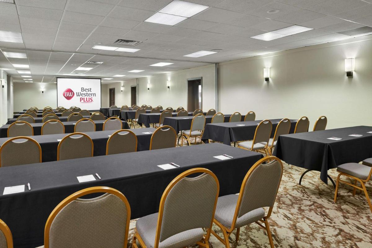 Best Western Plus Milwaukee Airport Hotel & Conference Center - Housity