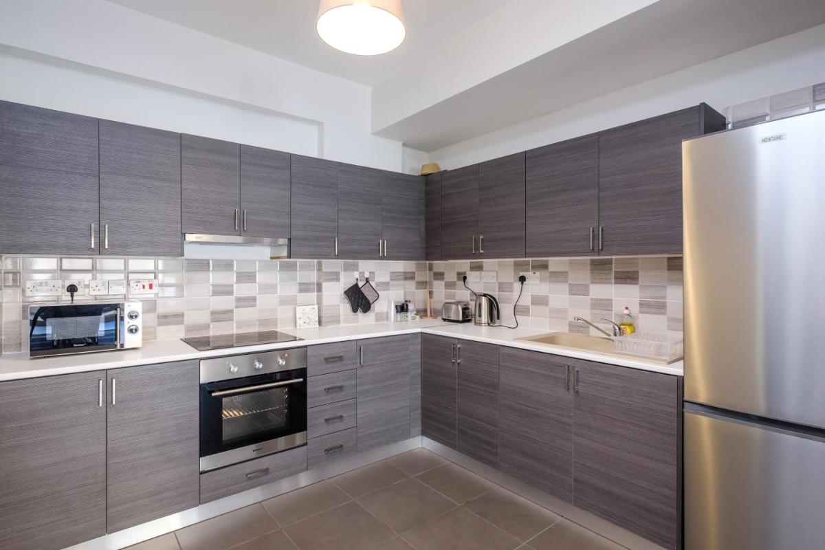 BOOK ME NOW Central Flat - Housity