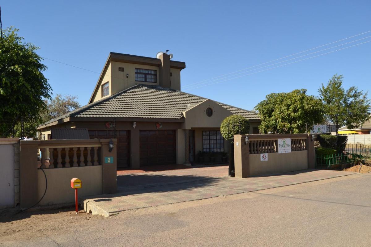 Triple Palms Bed and Breakfast - Housity