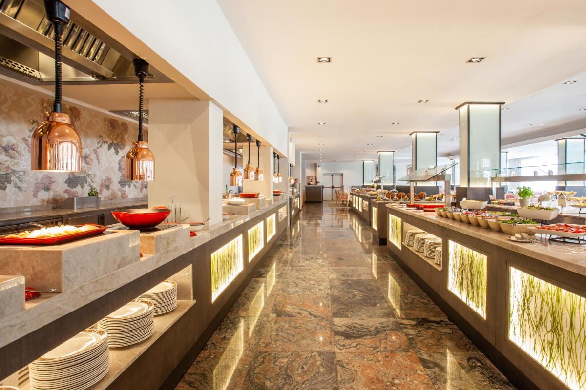 Comida en o cerca de este hotel
