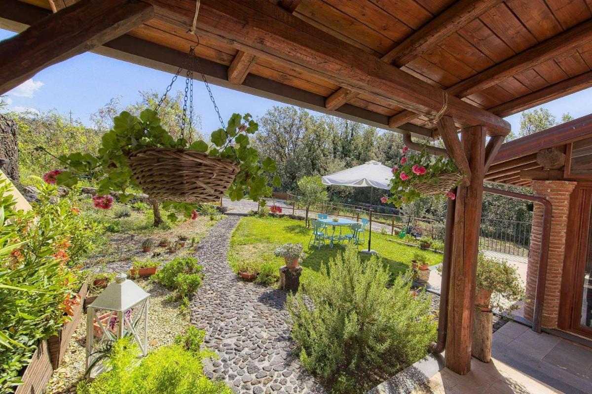 HORSE HOUSE - Housity