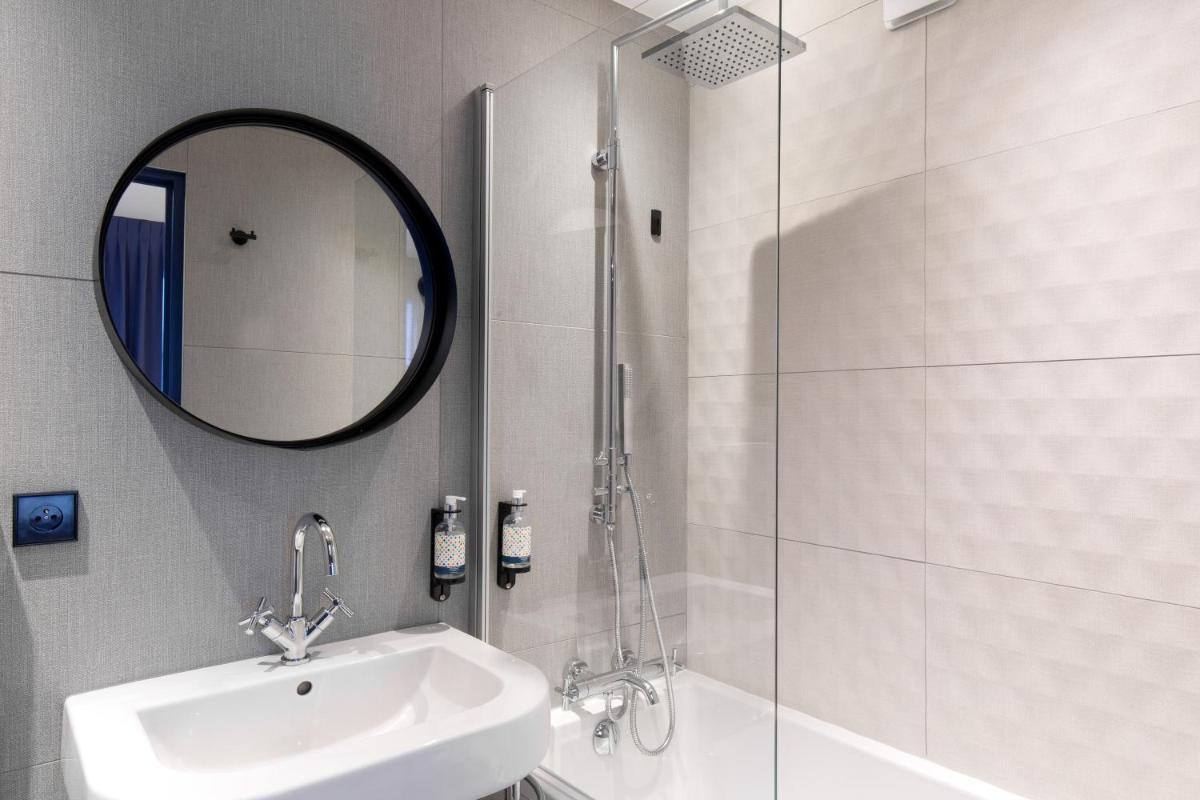 Salle de bains dans l'établissement Hôtel Montmorency & Spa