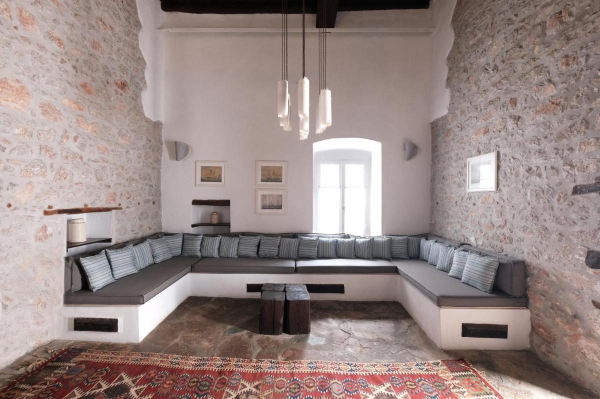 Keresbino Hydra Manor House - Housity