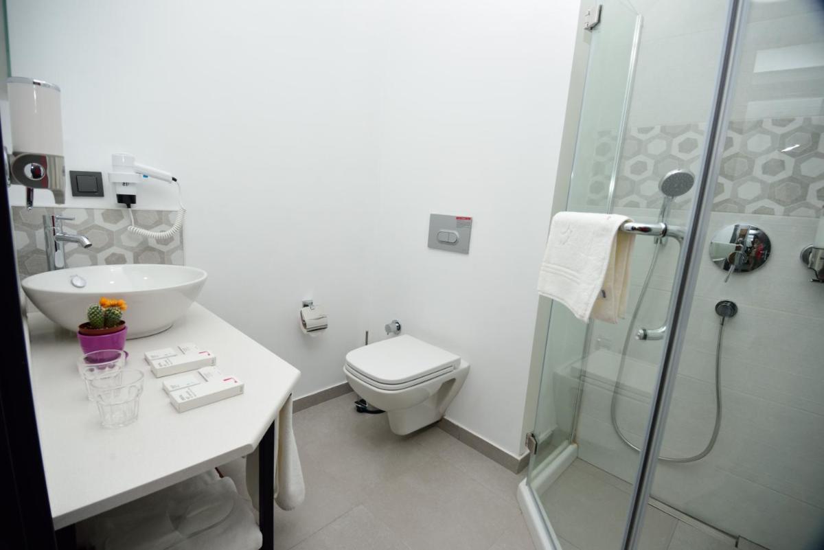 Hotel Adora - Housity