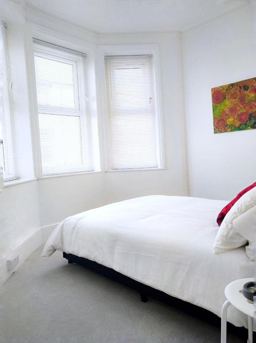 Entire floor 2 Bedrooms on Westcliff - Housity