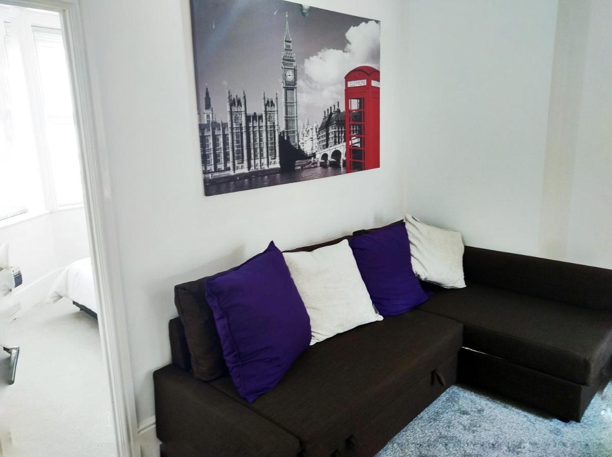 Entire floor 2 Bedrooms on Westcliff - Housity