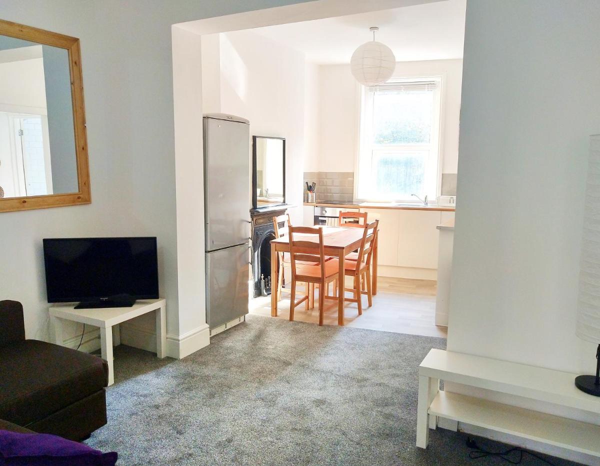 Entire floor 2 Bedrooms on Westcliff - Housity
