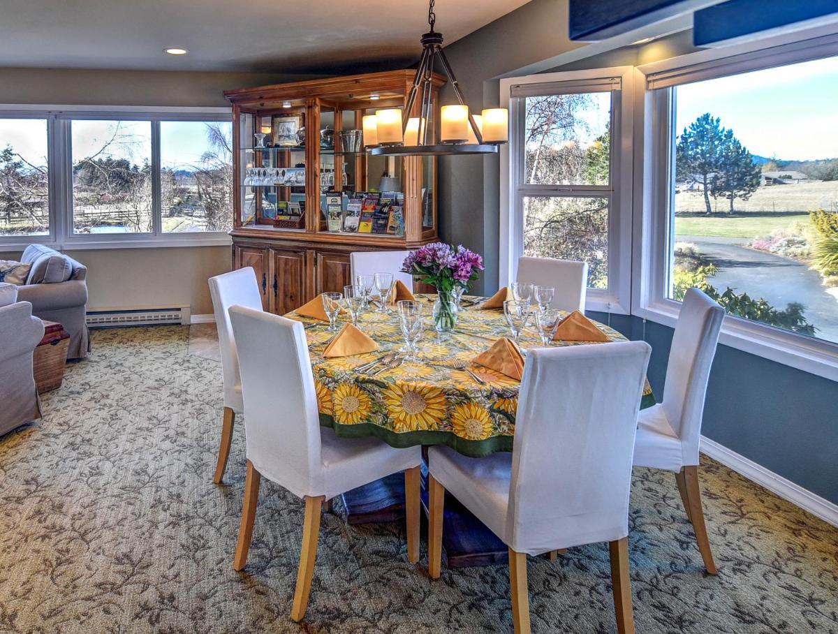 Trumpeter Inn - Housity
