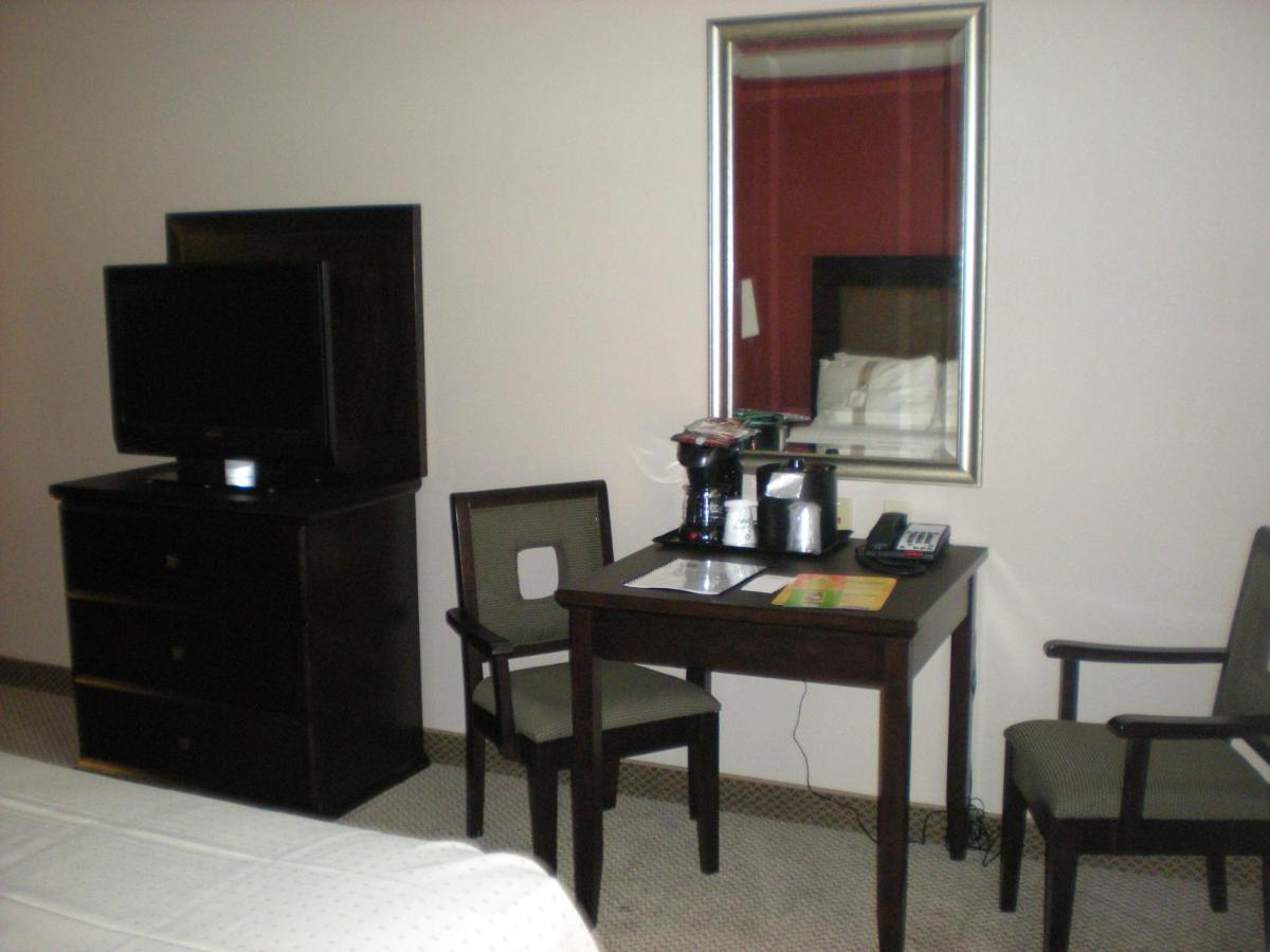Holiday Inn & Suites Bakersfield, an IHG Hotel - Housity
