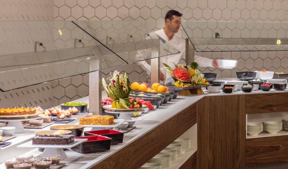 Comida en o cerca de este hotel