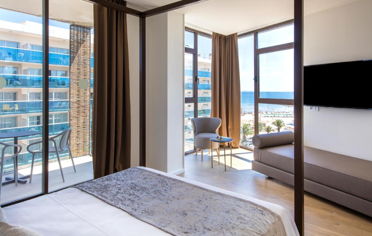 Un dormitorio con una cama y vista al mar. en Golden Costa Salou - Adults Only 4* Sup, en Salou