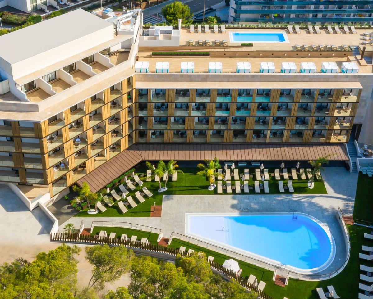 Una vista aérea de un hotel con piscina. en Golden Costa Salou - Adults Only 4* Sup, en Salou