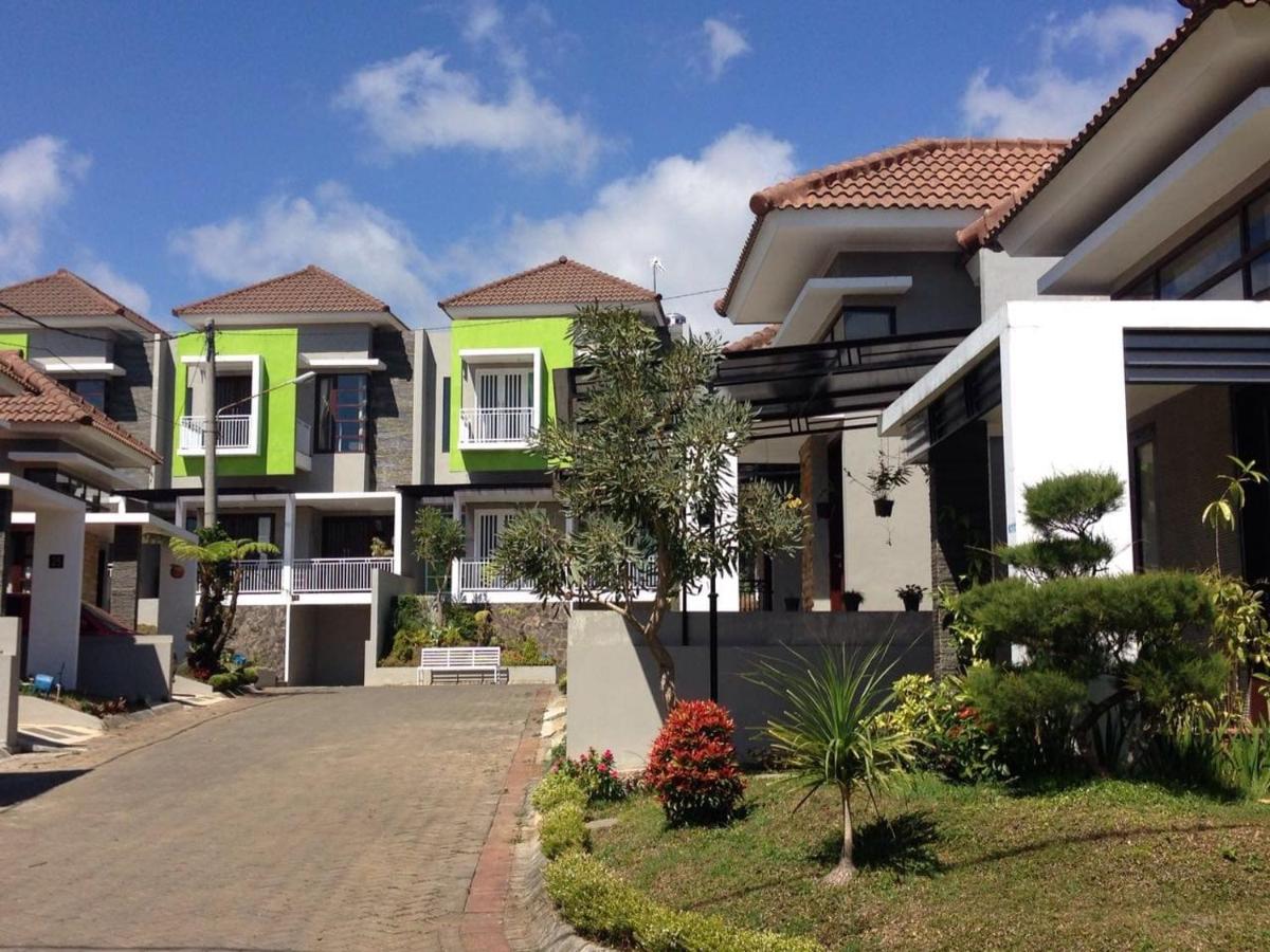 Tropical Boutique Batu Villa, Near Museum Angkut - Housity
