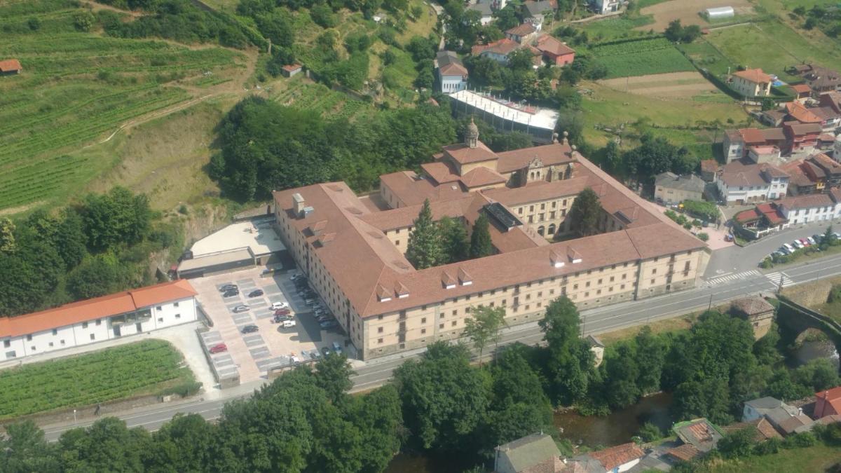 una vista aérea de un gran edificio en una ciudad en Parador de Corias, en Cangas del Narcea