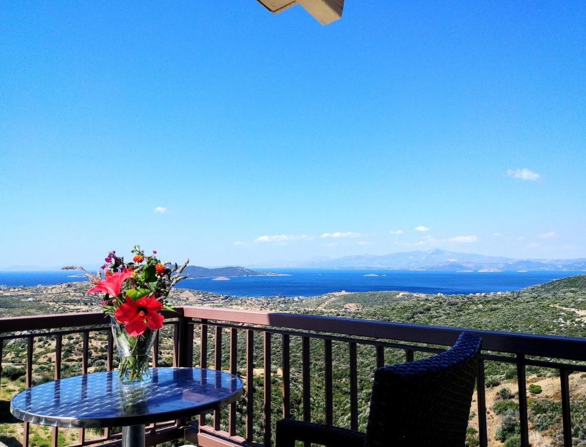 Golden Sea View Suites - Housity