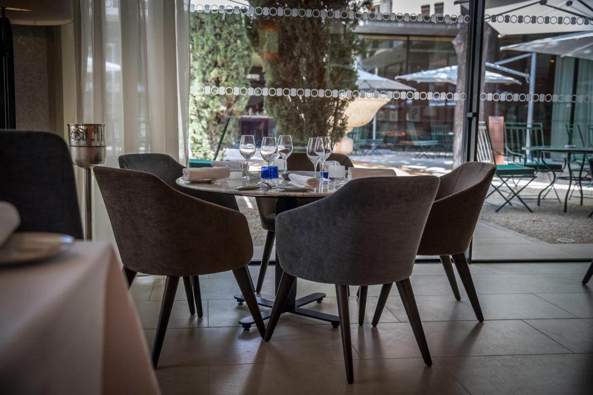 Restaurant ou autre lieu de restauration dans l'établissement Maison Albar Hotels L’Imperator