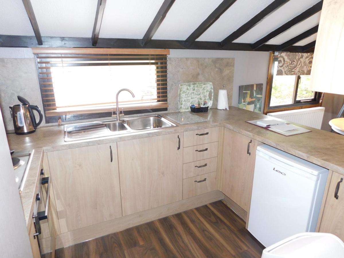 Squirrel Lodge at Owlet Hideaway - with Hot Tub, Near York - Hizvo