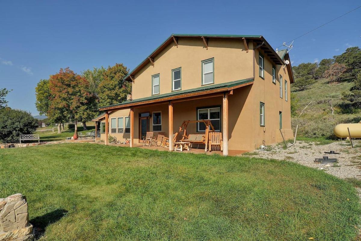 Private Retreat on Working Horse and Cattle Ranch - Housity