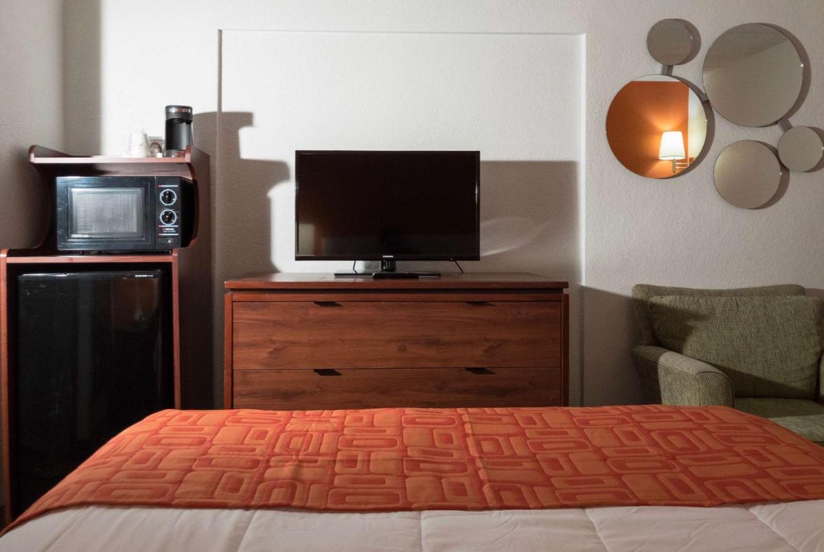 Howard Johnson by Wyndham Waukegan Great Lakes - Housity