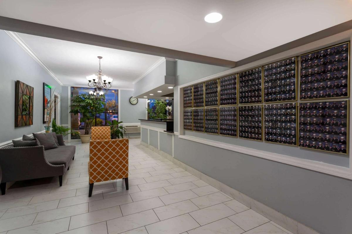 Howard Johnson by Wyndham Waukegan Great Lakes - Housity