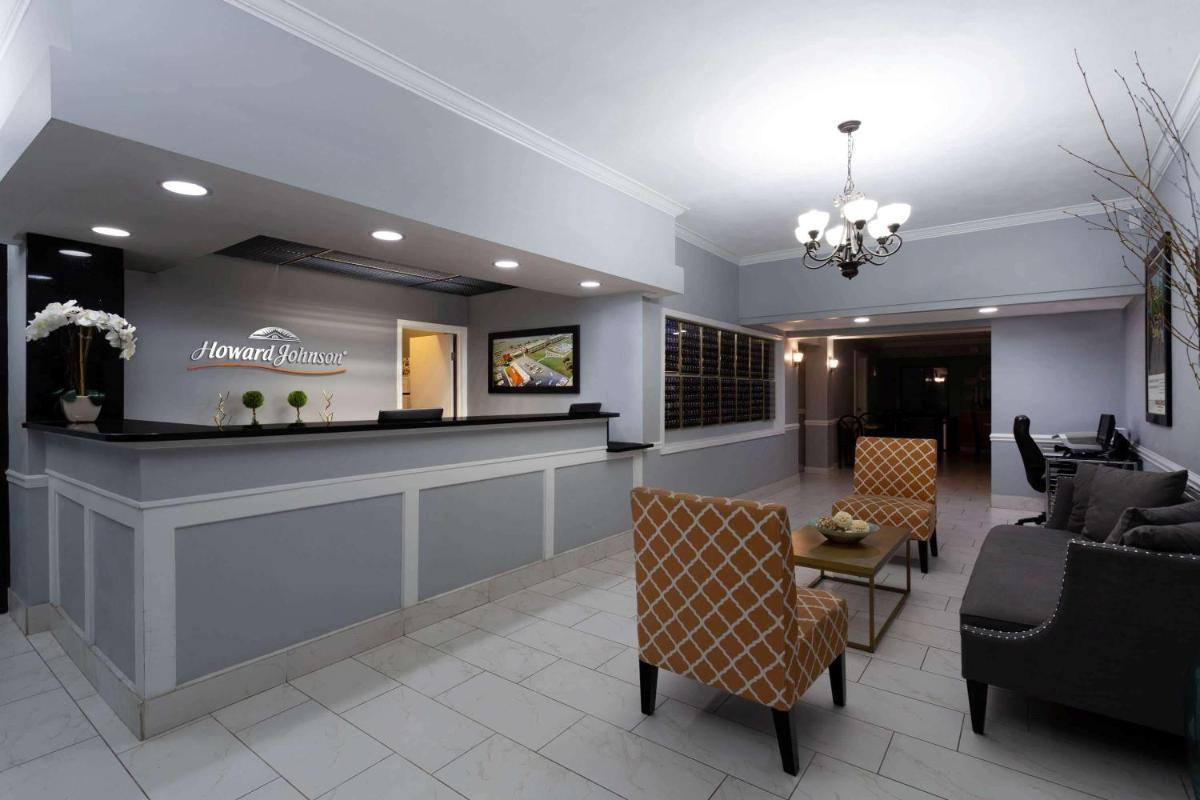Howard Johnson by Wyndham Waukegan Great Lakes - Housity