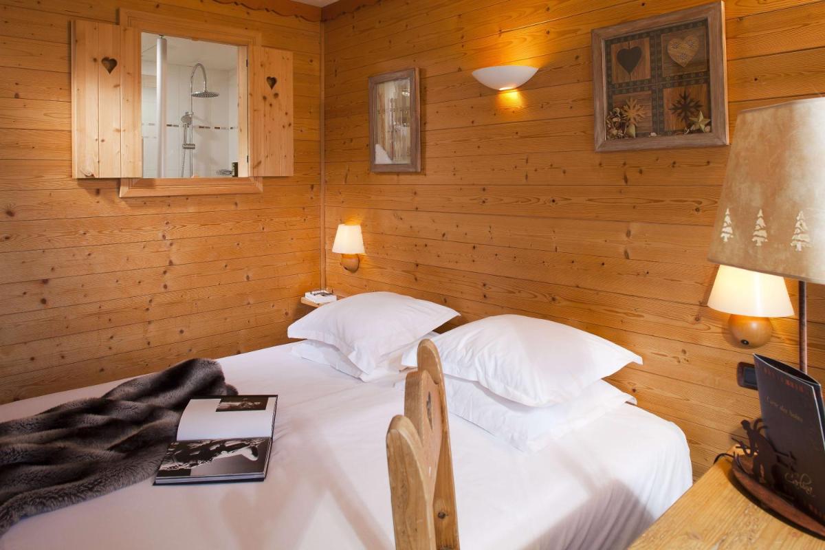 - une chambre avec 2 lits dans un mur en bois dans l'établissement Beaulieu, à La Clusaz 31 autres photos