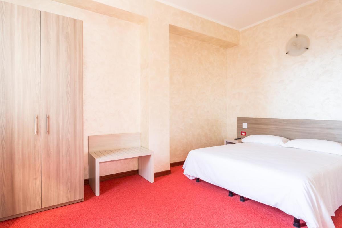 Hotel italia dormelletto - Housity